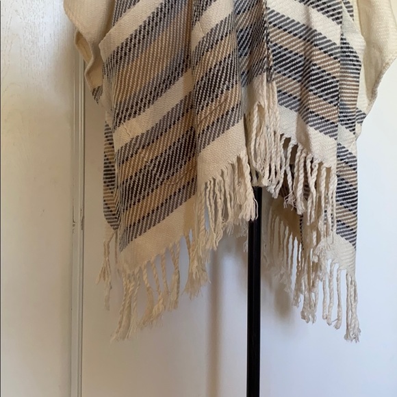 Poncho from Abercrombie & Fitch - Picture 2 of 4